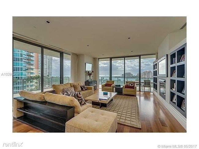 Building Photo - 800 S Pointe Dr