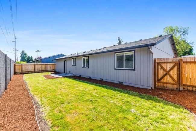 Building Photo - Stunning Fully Renovated 3-Bedroom Home in...