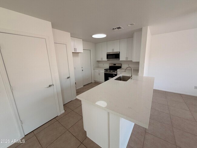 Building Photo - 12930 W Paradise Dr