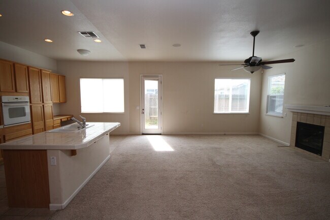 Foto del edificio - 4 Bed| 2 Bath | 2263SF | 3 Car Garage | Single Story | Tenant pays $190 monthly for WS&G