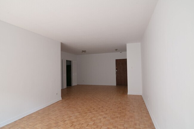 Building Photo - 900 Av. Rockland