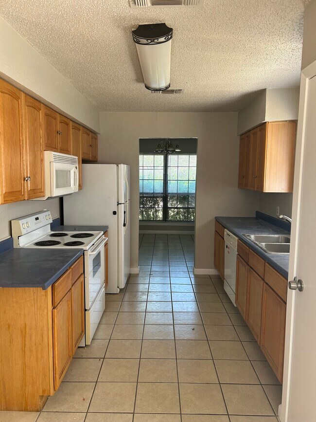 Building Photo - 425 Rim Rock Dr