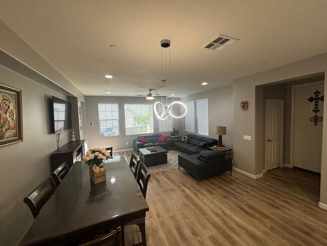 Foto del edificio - Beautifully Remodeled 3-Bedroom Home in Va...