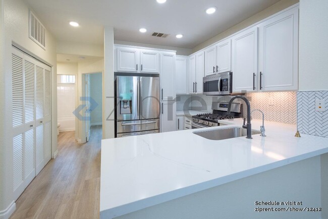 Building Photo - 16935 Laurel Hill Ln