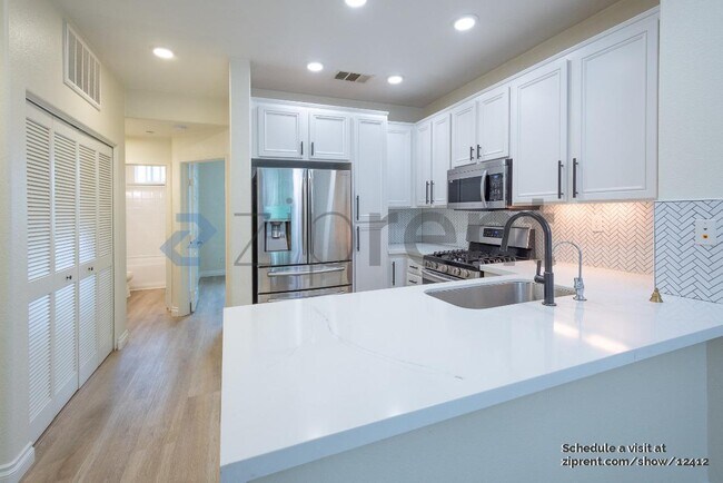 Foto del edificio - 16935 Laurel Hill Ln