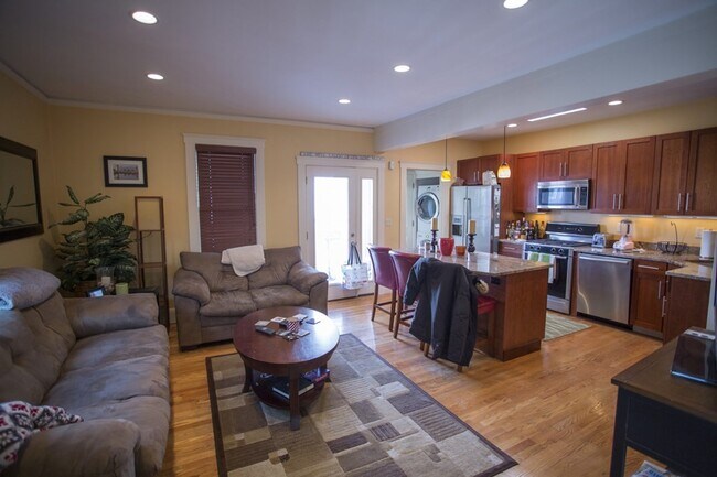 Foto del edificio - 638 E 8th St