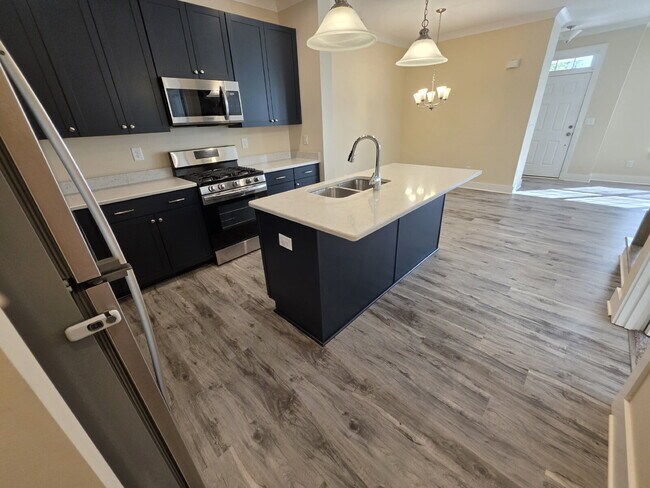 Foto del edificio - "Charming Kernersville Townhouse: Spacious 3-Bedroom Retreat with 2.5 Baths on Eastfall Street!"