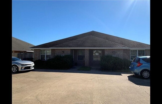 Foto del edificio - Spacious 3 bedroom / 3 bath duplex in convenient location
