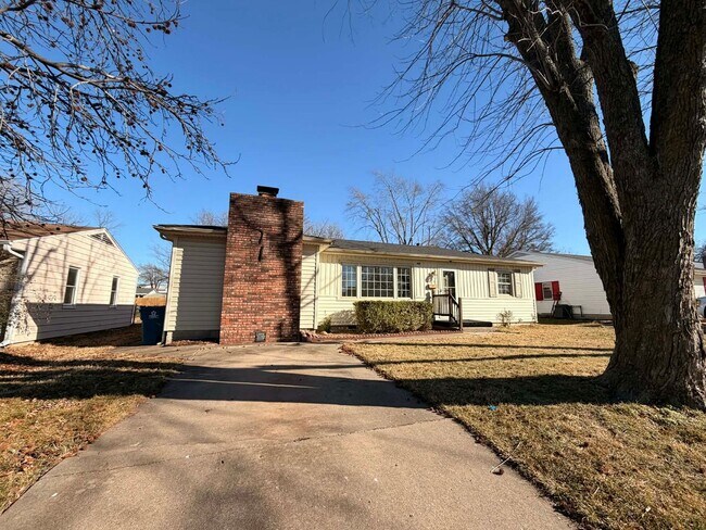 Foto del edificio - CUTE 3 BEDROOM / 2 BATHROOM HOUSE WITH FENCED IN YARD IN JOPLIN MO!!!