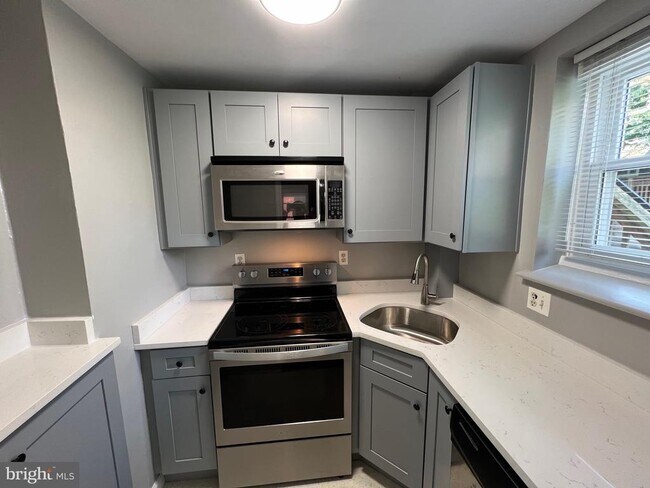 Building Photo - 1501 Key Blvd