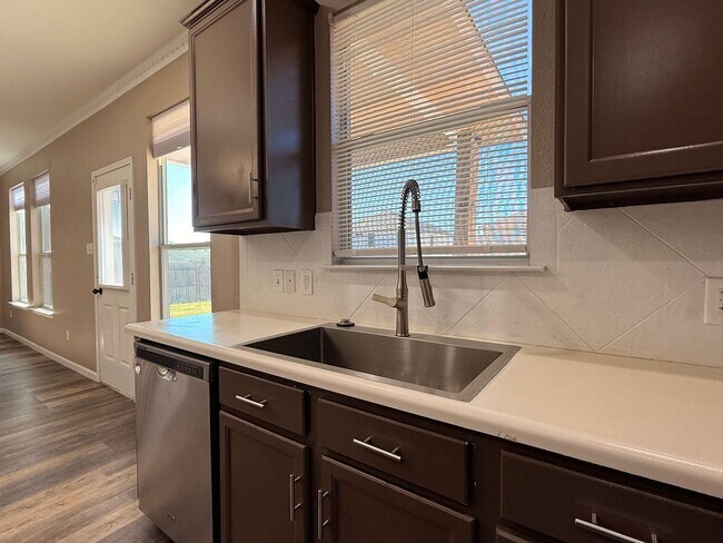 Foto del edificio - RENT REDUCTION - AVAILABLE NOW!