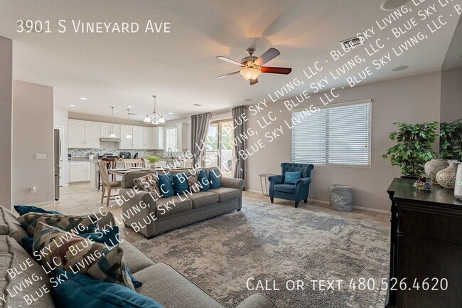 Building Photo - 3901 S Vineyard Ave