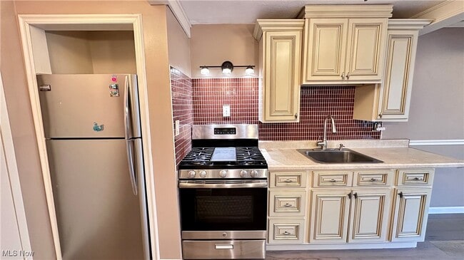 Foto del edificio - 6000 Nob Hill Dr