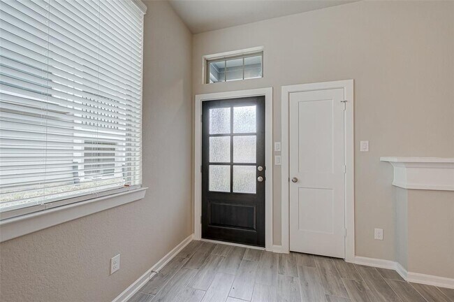 Foto del edificio - 569 Longleaf Pine Dr