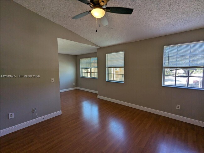 Foto del edificio - 18308 NW 68th Ave