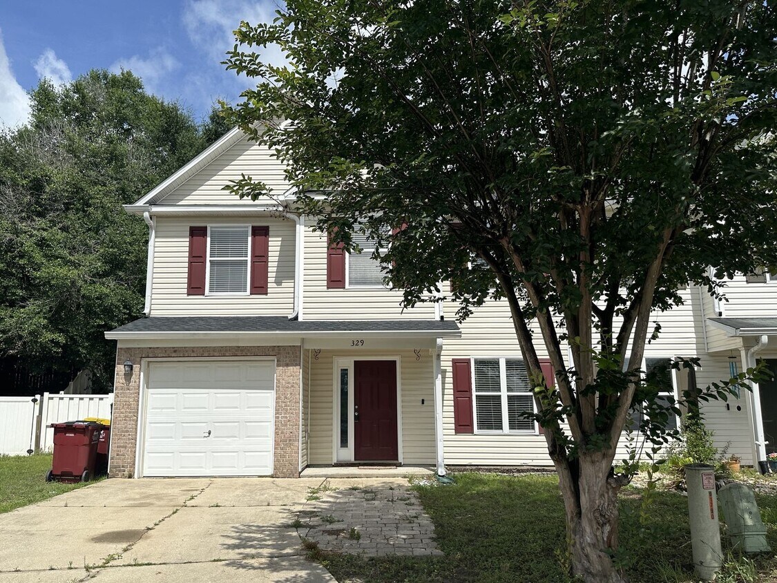 Foto principal - 5 Bedroom, 3 Bath Home Priced to Rent!