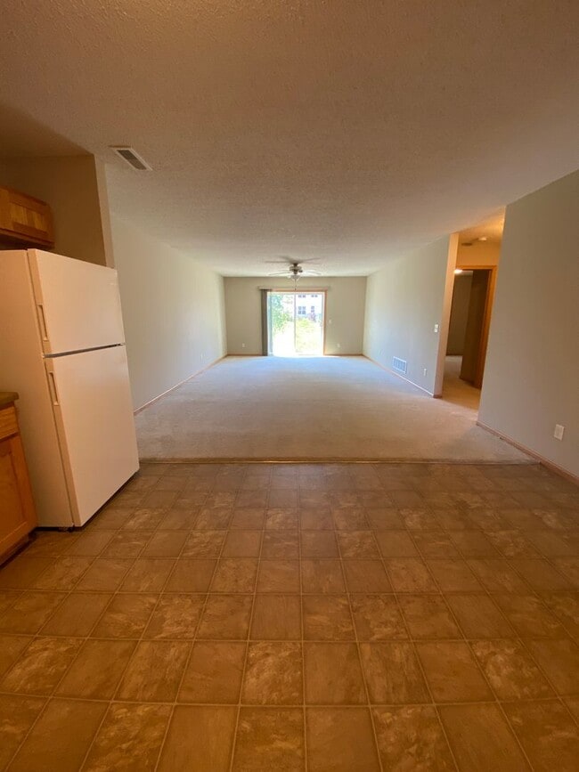 Building Photo - 2 Bedroom Townhome