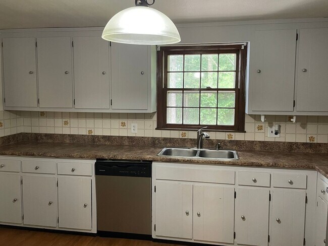 Foto del edificio - Three bedroom single family home on 1/2 ac...