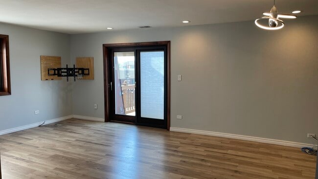 Building Photo - 960 S Des Plaines River Rd