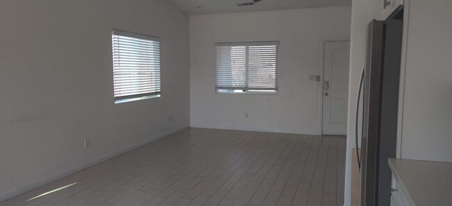 Building Photo - 4 Bed 2 Bath Home in NE Bakersfield!