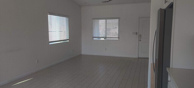 Foto del edificio - 4 Bed 2 Bath Home in NE Bakersfield!