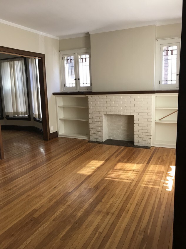 Living room - 620 N East Ave