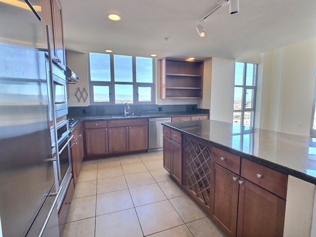 Building Photo - Fantastic 2 Bed/2Bath Penthouse with Panor...