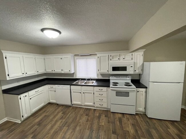 Building Photo - 2 Bed 1 Bath House w 1 Car Garage