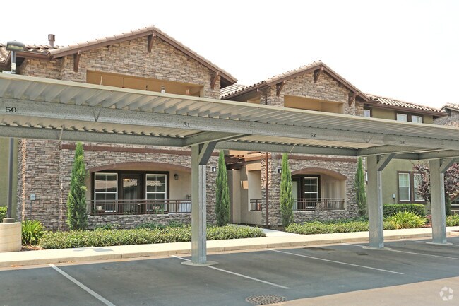 Estacionamientos techados - Luxe Ripon Apartments