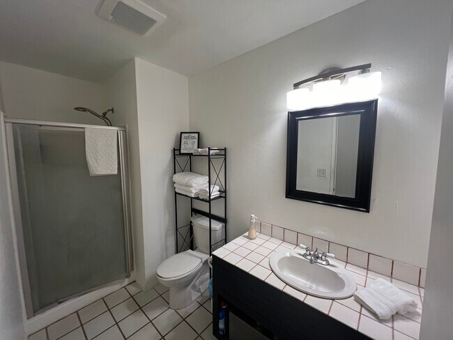 Building Photo - 76-6127-6127 Royal Poinciana Way