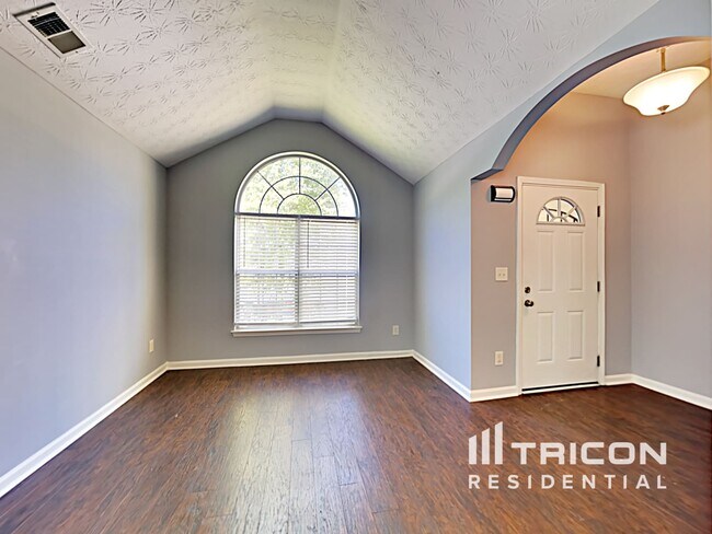 Building Photo - 660 Escalade Dr