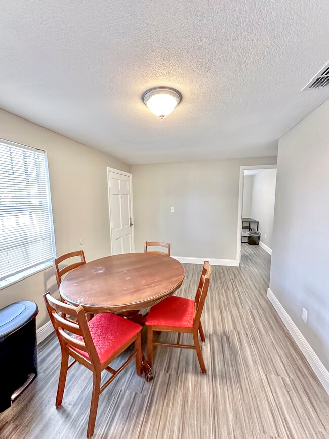 Foto del edificio - 4811 E Curtis St