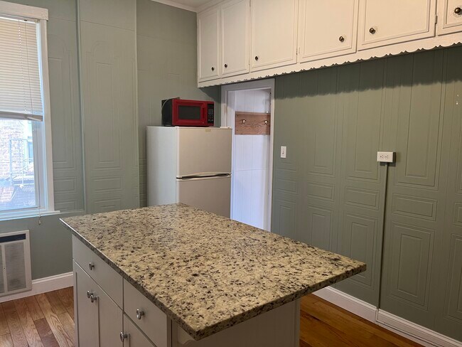 Building Photo - 1723 Bank St