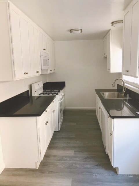 Brand New Kitchen - 15470 Moorpark St
