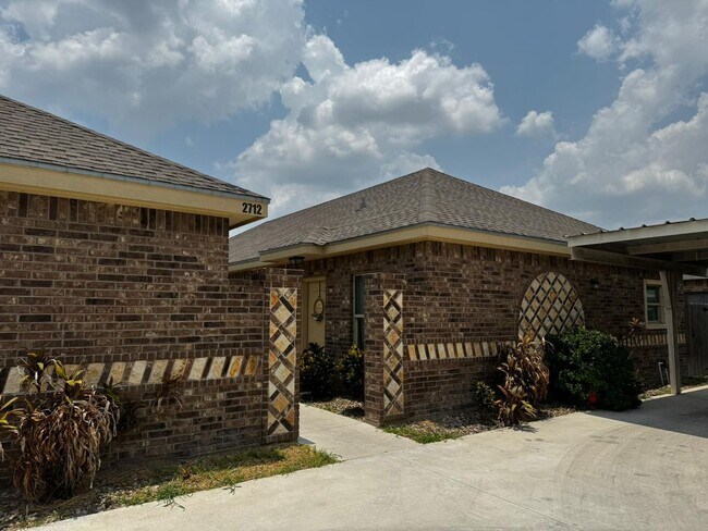 Building Photo - 2712 E Eisenhower Ave