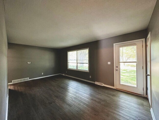 Building Photo - ESTABLISHED NEIGHBORHOOD!!  4 Bedroom, 2 Bath Home in Ankeny
