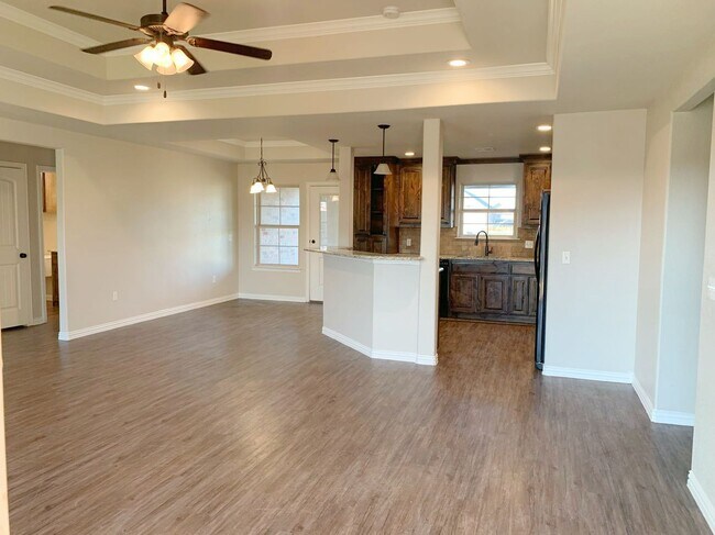 Building Photo - Spacious 3/2 Located for Convenience