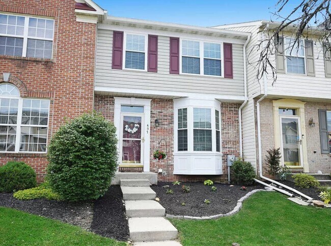 Front - 457 Deer Hill Cir