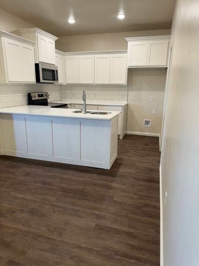 Building Photo - Duplex in Newcastle