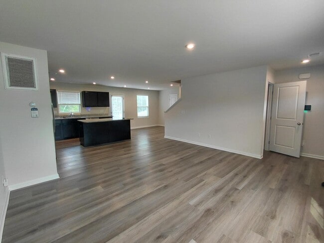 Building Photo - 329 Saskatoon Dr