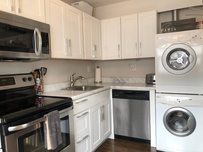 Building Photo - 597 Curzon Av