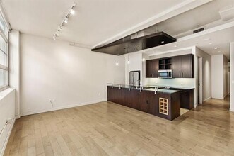 Building Photo - 2600 W 7th St