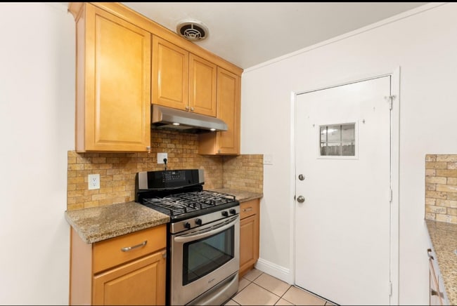 Foto del edificio - 2425 Edison Ave