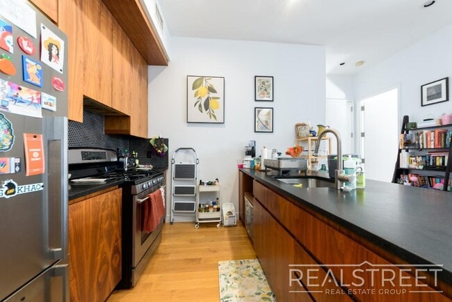 Building Photo - LOFT-LIKE 1 BED w PRIVATE ROOF DECK + LAUNDRY IN-UNIT