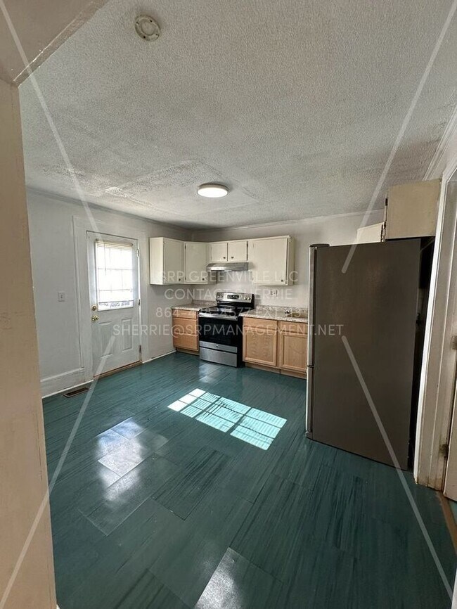 Building Photo - Move-in special!! 1/2 off first month rent...