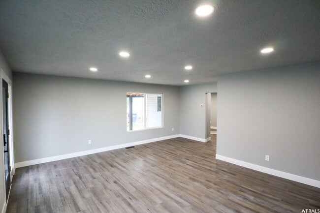 Building Photo - 948 E Atkin Ave