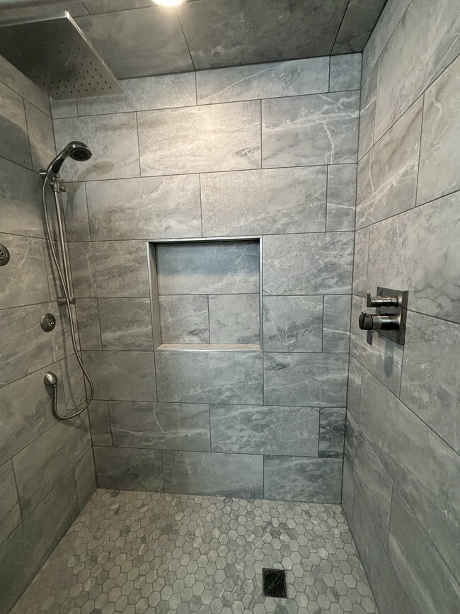 Walk in tile shower with large rain can multi body jets and slide bar - 736 Schoen St