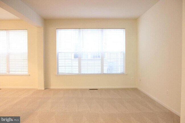 Foto del edificio - 15220 Lord Culpeper Ct