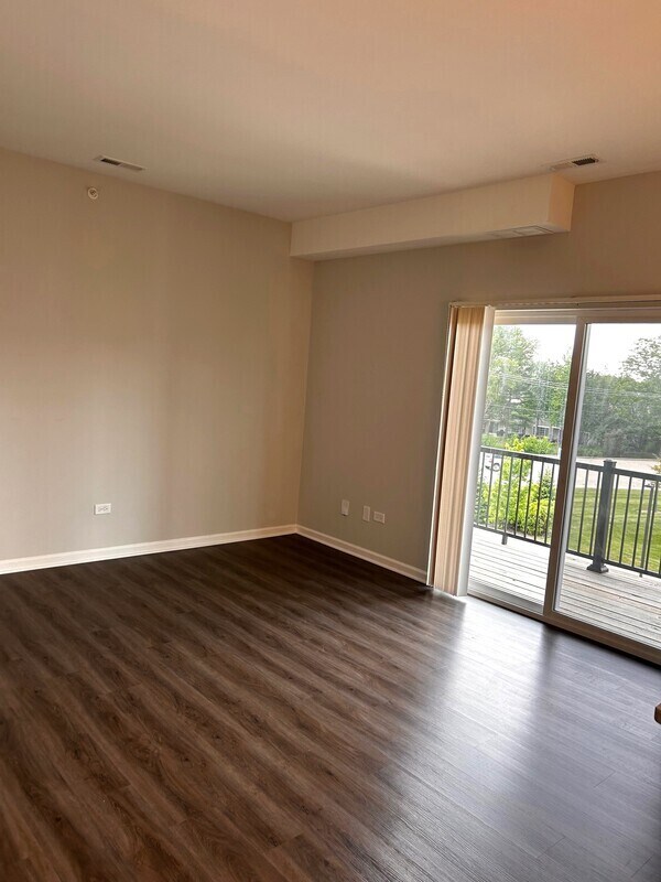 Building Photo - 855 E Main St Unit 3C