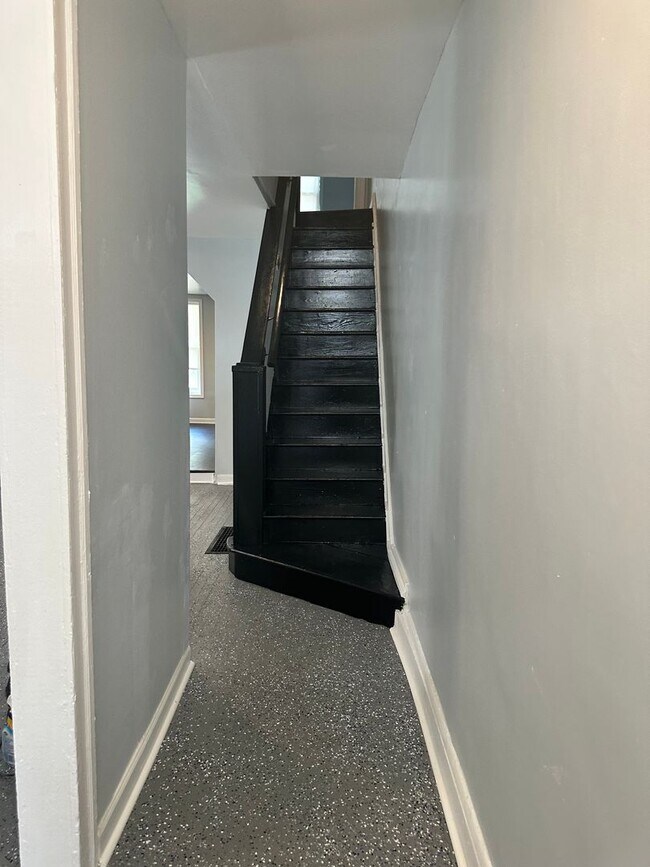 Foto del edificio - Spacious, Corner Home, Central Air, W/D Hook-Up! Available Now!